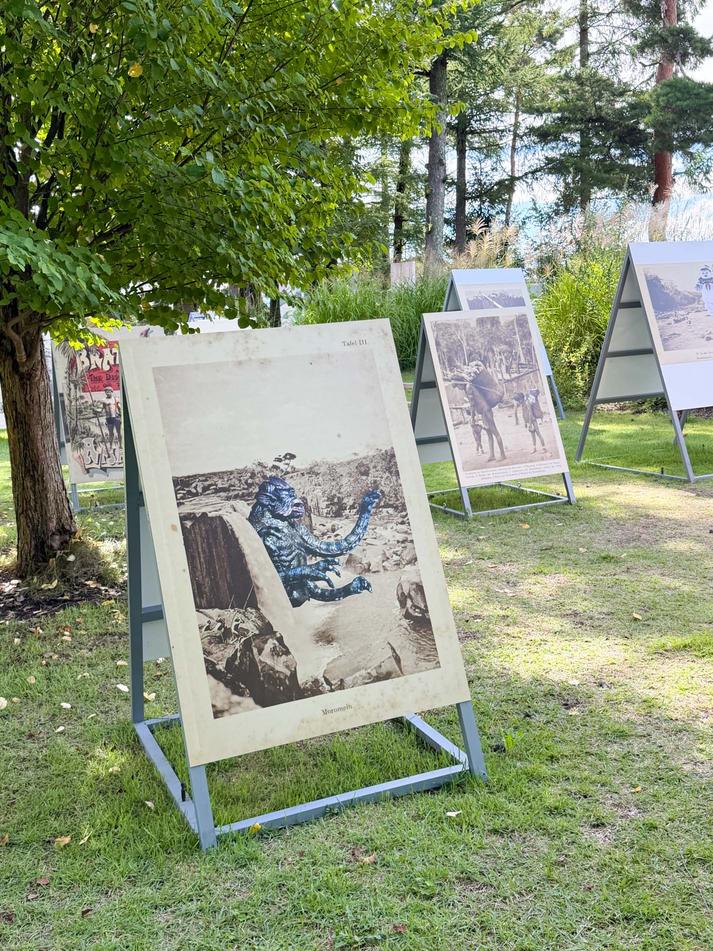 デニウソン・バニワ《Colonial Fictions》。古い民族誌写真に青い怪獣が合成されている