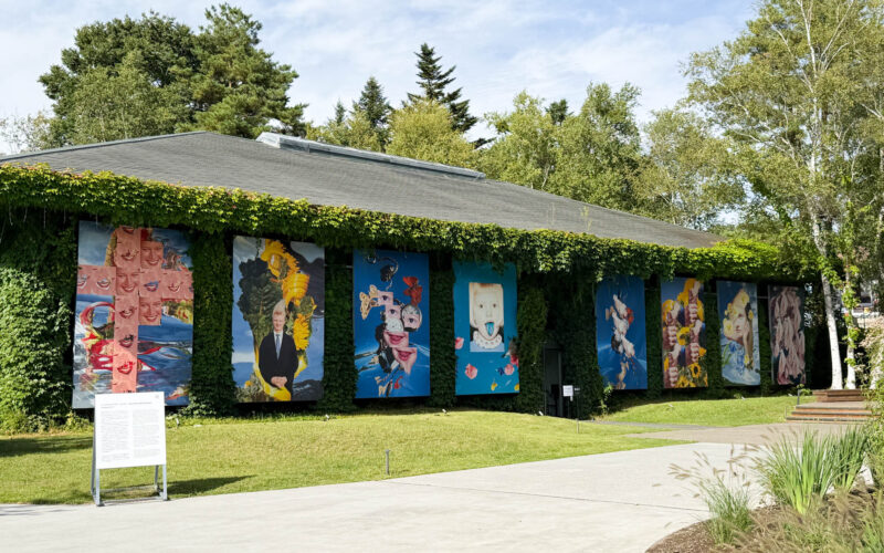 ツタに覆われた建物のファサードに並ぶヘンリエッテ・サブロー・エベセン《Growing Up》