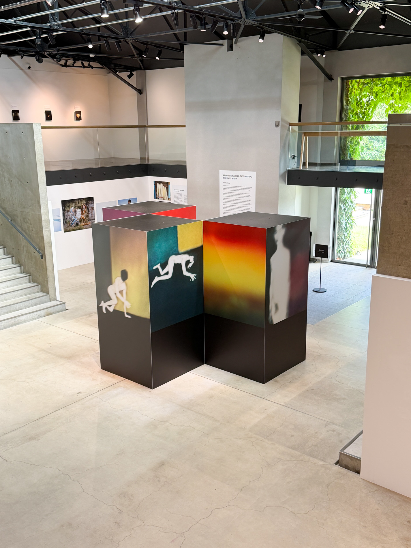 ヨーガン・アクセルバルの展示の別の面。台座状のパネルに白い人影が浮かぶ